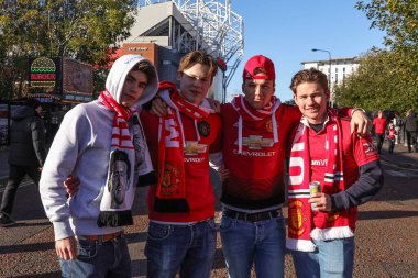 Manchester United taraftarları Premier League maçında Manchester United ve Hove Albion 'a karşı Old Trafford, Manchester, Birleşik Krallık' ta 25 Ekim 2025 'te oynanan maçta maça gidiyorlar.