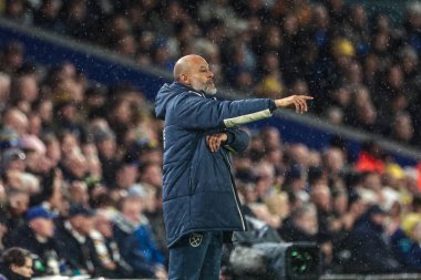 West Ham United takımının teknik direktörü Nuno Espirito Santo, 24 Ekim 2025 'te İngiltere, Leeds' de oynanan Premier League maçında takımına talimat verdi. 