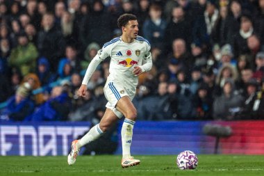 Leeds United takımından Ethan Ampadu, 24 Ekim 2025 'te İngiltere' nin Elland Road kentinde oynanan Premier League maçında Leeds United ile West Ham United maçında topa vurdu. 