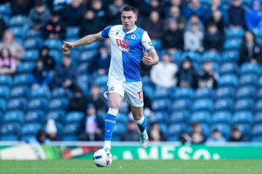 Blackburn Rovers takımından Lewis Miller, Blackburn, İngiltere 'de 25 Ekim 2025' de Blackburn Park 'ta oynanan Blackburn Rovers - Southampton maçında topu ayaklarının dibine aldı. 