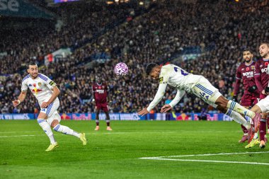 Leeds United takımından James Justin, 24 Ekim 2025 'te İngiltere' nin Leeds Road kentinde oynanan Premier League maçında Leeds United - West Ham United maçında köşeden atağa kalktı. 
