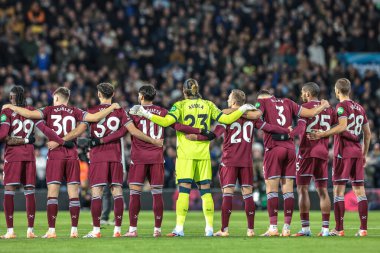 Hayranlar, çalışanlar ve oyuncular, Premier Lig karşılaşmasında Leeds United 'ın West Ham United' a karşı oynadığı 24 Ekim 2025 tarihli Elland Road, Leeds, İngiltere Anma Günü 'nde bir dakikalık saygı duruşunda bulundular. 
