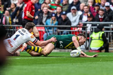Avustralyalı Angus Crichton, 25 Ekim 2025 'te Avustralya' ya karşı Wembley Stadyumu 'nda oynanan Küller Serisi 2025' te bir deneme için sahaya çıkıyor.