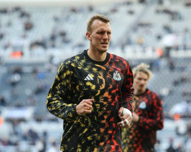 Newcastle United takımından Dan Burn, Premier League maçında maç öncesi ısınma oturumunda Newcastle United, Fulham 'a karşı St. James' s Park, Newcastle, İngiltere, 25 Ekim 2025 