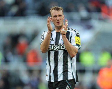 Newcastle United takımından Dan Burn, Premier League maçının son düdüğü çaldıktan sonra taraftarları alkışlıyor. Newcastle United, St.James 's Park, Newcastle, İngiltere, 25 Ekim 2025' de Fulham 'a karşı.  