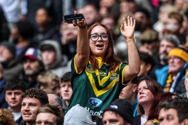 Avustralyalı taraftarlar Avustralya 'nın Wembley Stadyumu' nda 25 Ekim 2025 'te oynanan The Ashes Serisi 2025 İngiltere - Avustralya maçında Reece Walsh' un denemesini kutluyorlar.