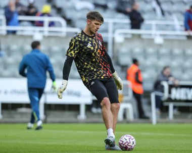 Newcastle United kalecisi Nick Pope Premier Lig maçında maç öncesi ısınma oturumunda Newcastle United Fulham 'a karşı St. James' s Park, Newcastle, İngiltere, 25 Ekim 2025 