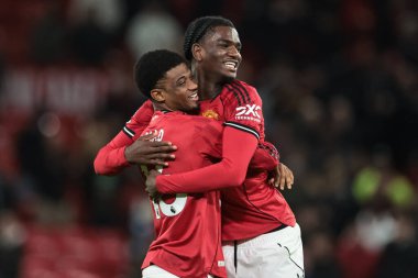 Manchester United 'dan Amad Diallo ve Ayden Heavenm, Manchester United - Brighton ve Hove Albion maçlarında kazandığı 4-2' lik galibiyeti Old Trafford, Manchester, İngiltere 'de 25 Ekim 2025' de kutladılar.