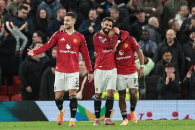 Manchester United 'dan Bryan Mbeumo, Manchester United' ın Brighton ve Hove Albion 'a karşı oynadığı Premier League maçında Manchester United' dan Bruno Fernandes ile 4-2 'lik galibiyet golünü Old Trafford, Manchester, İngiltere' de 25 Ekim 2025 'de kutluyor.