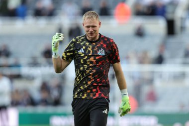 Newcastle United kalecisi Aaron Ramsdale Premier League maçında maç öncesi ısınma oturumunda Newcastle United Fulham 'a karşı St. James' s Park, Newcastle, İngiltere, 25 Ekim 2025