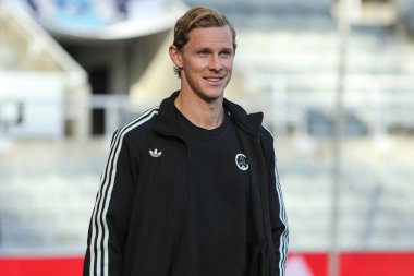 Newcastle United takımından Emil Krafth, Premier League karşılaşması öncesinde St.James 's Park, Newcastle, İngiltere' de 25 Ekim 2025 'te Newcastle United ile karşı karşıya geldi.