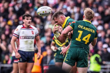 Avustralyalı Angus Crichton, 25 Ekim 2025 'te Avustralya' ya karşı Wembley Stadyumu 'nda oynanan Küller Serisi 2025' te bir deneme için sahaya çıkıyor.