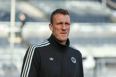 Newcastle United takımından Dan Burn, 25 Ekim 2025 'te St. James' s Park, Newcastle, İngiltere 'de oynanan Premier League karşılaşması öncesinde geldi.