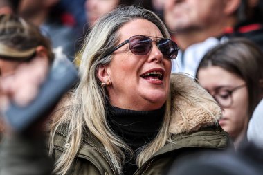 Taraftarlar The Ashes Serisi 2025 'te Wembley Stadyumu' nda İngiltere 'ye karşı Avustralya maçına bakıyorlar.