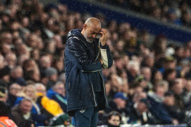 West Ham United takımının teknik direktörü Nuno Espirito Santo 24 Ekim 2025 'te İngiltere, Leeds Road' da oynanan Premier League maçı Leeds United-West Ham United maçında 2 gol farkla önde gidiyor. 