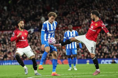 Manchester United takımından Bruno Fernandes, Manchester United ve Hove Albion maçında Brighton & Hove Albion 'dan Mats Wieffer' ın 25 Ekim 2025 'de Old Trafford, Manchester, İngiltere' de oynanan Premier League maçında attığı şutla topu temizledi.