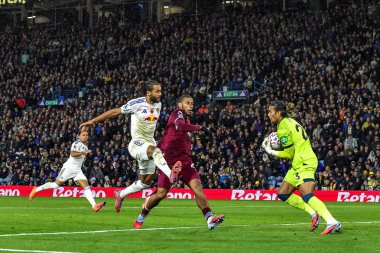 West Ham United kalecisi Alphonse Areola, Premier League maçında Leeds United 'ın West Ham United' a karşı oynadığı 24 Ekim 2025 'te Dominic Calvert-Lewin' in baskısıyla topu alıyor. 