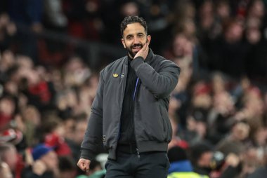 Manchester United 'ın Ruben Amorim teknik direktörü Manchester United, Manchester United ve Hove Albion' a karşı oynanan Premier League maçı sırasında Manchester United 'dan Bryan Mbeumo' nun 4-2 kazanmasını kutluyor.