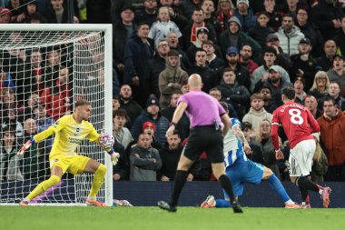 Brighton & Hove Albion kalecisi Bart Verbruggen, Manchester United 'ın Brighton ve Hove Albion' a karşı oynadığı Premier League maçında Bruno Fernandes 'in 25 Ekim 2025 tarihinde Old Trafford, Manchester, İngiltere' de attığı şutu izledi.