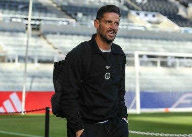 Newcastle United takımından Jason Tindall, 25 Ekim 2025 'te St. James' s Park, Newcastle, İngiltere 'de oynanan Premier League karşılaşmasında Newcastle United' a karşı Fulham karşısında yerini aldı.