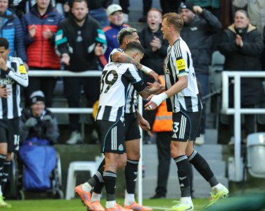 Newcastle United takımından Bruno Guimaraes, 25 Ekim 2025 'te St. James' s Park, Newcastle, İngiltere 'de oynanan Premier League karşılaşmasında 2-1 kazanma hedefini kutluyor.