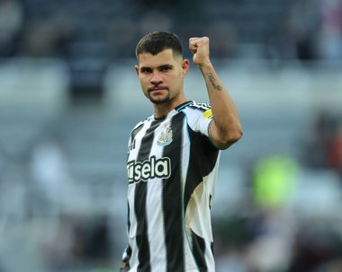 Newcastle United takımından Bruno Guimaraes, Premier League maçının son düdüğü çaldıktan sonra taraftarları alkışlıyor. Newcastle United, St.James 's Park, Newcastle, İngiltere, 25 Ekim 2025' de Fulham 'a karşı.