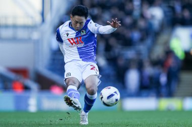 Blackburn Rovers takımından Ryoya Morishita, Blackburn, Birleşik Krallık 'ta Blackburn Park' ta Blackburn Rovers ve Southampton maçında topu ileri atıyor. 