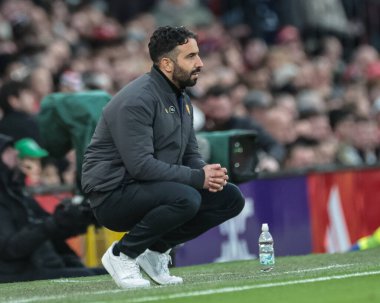 Manchester United 'ın Ruben Amorim teknik direktörü, Manchester United ve Hove Albion maçında Old Trafford, Manchester, İngiltere' de 25 Ekim 2025 'de izlediği gibi çömeldi.
