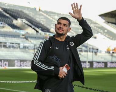 Newcastle United takımından Bruno Guimaraes, 25 Ekim 2025 'te St. James' s Park, Newcastle, Birleşik Krallık 'ta oynanan Premier League karşılaşması öncesinde geldi.