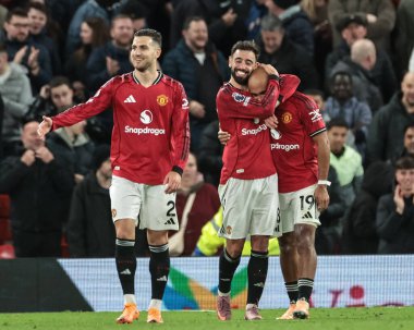 Manchester United 'dan Bryan Mbeumo, Manchester United' ın Brighton ve Hove Albion 'a karşı oynadığı Premier League maçında Manchester United' dan Bruno Fernandes ile 4-2 'lik galibiyet golünü Old Trafford, Manchester, İngiltere' de 25 Ekim 2025 'de kutluyor.