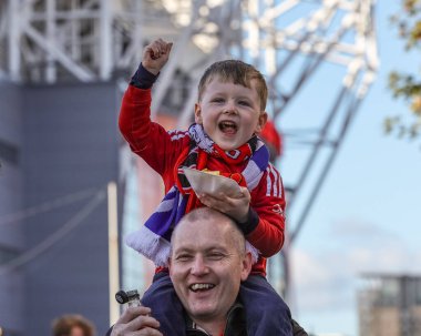 Manchester United 'ın genç bir taraftarı, 25 Ekim 2025' te Old Trafford, Manchester, İngiltere 'de oynanan Premier League maçında bir tepsi cips yerken Manchester United ve Hove Albion' a karşı. 