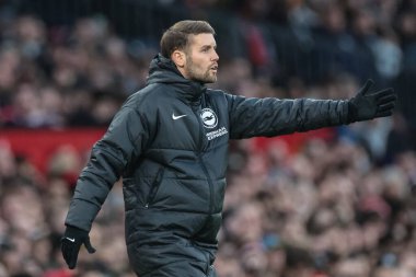 Brighton & Hove Albion takımının teknik direktörü Fabian Hurzeler, Manchester United - Brighton ve Hove Albion maçlarında Old Trafford, Manchester, İngiltere 'de 25 Ekim 2025' de teknik alanda tepki gösterdi.