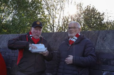 Manchester United taraftarları Premier League maçında Manchester United ve Hove Albion 'a karşı Old Trafford, Manchester, İngiltere' de 25 Ekim 2025 'te oynanan maçta bir şeyler atıştırdılar.