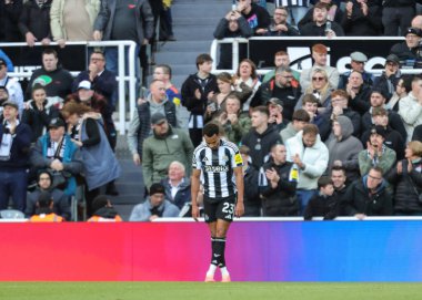 Newcastle United takımından Jacob Murphy, 25 Ekim 2025 'te St. James' s Park, Newcastle, İngiltere 'de oynanan Premier League karşılaşmasında kaçırılan şansa tepki gösterdi.