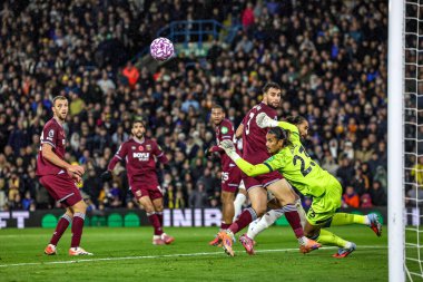 West Ham United kalecisi Alphonse Areola ve West Ham United 'tan Max Kilman, Leeds United' tan Ethan Ampadu 'nun Premier Lig maçı Leeds United - West Ham United maçında attığı şutu izliyorlar. 