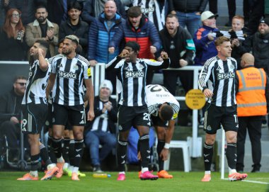 Newcastle United takımından Bruno Guimaraes, 25 Ekim 2025 'te St. James' s Park, Newcastle, İngiltere 'de oynanan Premier League karşılaşmasında 2-1 kazanma hedefini kutluyor.