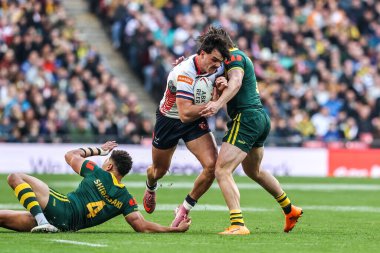 İngiltere 'den Herbie Farnworth, 25 Ekim 2025' te Wembley Stadyumu 'nda Avustralya' ya karşı oynanan Küller Serisi 2025 'te mücadele etti.