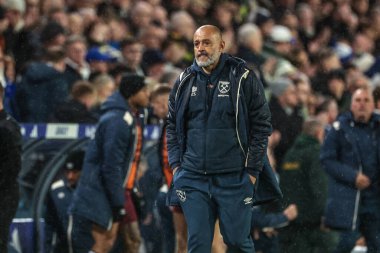 West Ham United 'ın Nuno Espirito Santo teknik direktörü Premier Lig maçının ilk yarısında Leeds United ile West Ham United arasındaki Elland Road, Leeds, Birleşik Krallık maçında soyunma odasına geri dönüyor. 