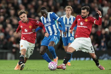 Brighton & Hove Albion takımından Yankuba Minteh Manchester United 'ın Old Trafford, Manchester United ve Hove Albion maçlarında Manchester United' dan Manuel Ugarte 'nin baskısıyla karşı karşıya geliyor.