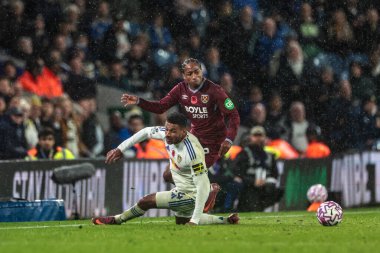 Leeds United takımından James Justin, West Ham United 'dan Kyle Walker-Peters' a faul yaptı ve Premier League maçında sarı kart aldı: Leeds United - West Ham United - Elland Road, Leeds, İngiltere, 24 Ekim 2025 