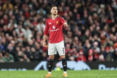 Manchester United 'dan Diogo Dalot, Manchester United ve Hove Albion' a karşı oynanan Premier Lig maçında takım talimatlarını veriyor. 