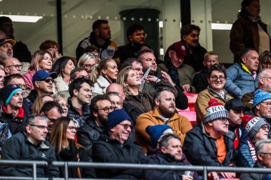 İngiltere taraftarları, 25 Ekim 2025 'te Wembley Stadyumu' nda The Ashes 2025 İngiltere - Avustralya maçı sırasında kendilerini kağıt uçaklarla eğlendiriyorlar.