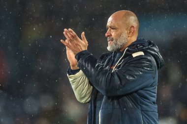 West Ham United takımının teknik direktörü Nuno Espirito Santo, Premier League maçından sonra İngiltere 'nin Leeds şehrinde oynanan Leeds United-West Ham United maçında taraftarları alkışlıyor. 