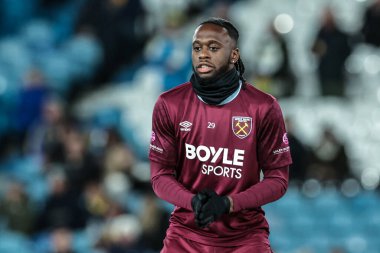 West Ham United 'dan Aaron Wan-Bissaka Premier Lig karşılaşmasında maç öncesi ısınma oturumunda Leeds United ile West Ham United Elland Road, Leeds, İngiltere, 24 Ekim 2025 