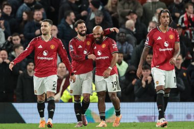 Manchester United 'dan Bryan Mbeumo, Manchester United' ın Brighton ve Hove Albion 'a karşı oynadığı Premier League maçında Manchester United' dan Bruno Fernandes ile 4-2 'lik galibiyet golünü Old Trafford, Manchester, İngiltere' de 25 Ekim 2025 'de kutluyor.