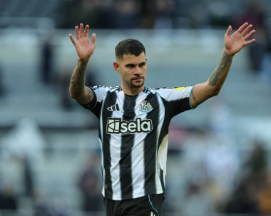 Newcastle United takımından Bruno Guimaraes, Premier League maçının son düdüğü çaldıktan sonra taraftarları alkışlıyor. Newcastle United, St.James 's Park, Newcastle, İngiltere, 25 Ekim 2025' de Fulham 'a karşı.