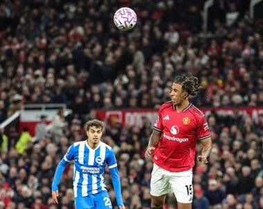 Manchester United 'dan Leny Yoro, Manchester United ve Hove Albion maçında 25 Ekim 2025' te Old Trafford, Manchester, İngiltere 'de Premier League maçında yüksek topu kazandı.