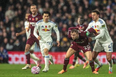 West Ham United 'dan Jarrod Bowen, Leeds United takımından Ethan Ampadu' yu 24 Ekim 2025 'te Elland Road, Leeds, İngiltere' de oynanan Premier League maçında mağlup etti. 