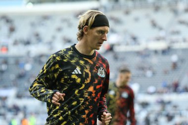 Newcastle United takımından Anthony Gordon, Premier League maçında maç öncesi ısınma oturumunda St.James 's Park' ta Newcastle United 'a karşı Fulham maçında, 25 Ekim 2025