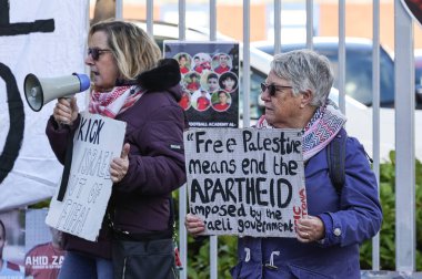 Premier Lig maçında Old Trafford 'un dışında serbest bir Palatine protestosu Manchester United ve Hove Albion' a karşı Old Trafford, Manchester, İngiltere, 25 Ekim 2025